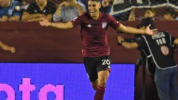 Di Plácido y la celebración del Granate: venció a Racing y manda con Argentinos y Boca.