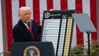 Estos impuestos son pagados por los importadores en EEUU y se trasladan a los consumidores mediante precios más altos. Estos impuestos son pagados por los importadores en EEUU y se trasladan a los consumidores mediante precios más altos.