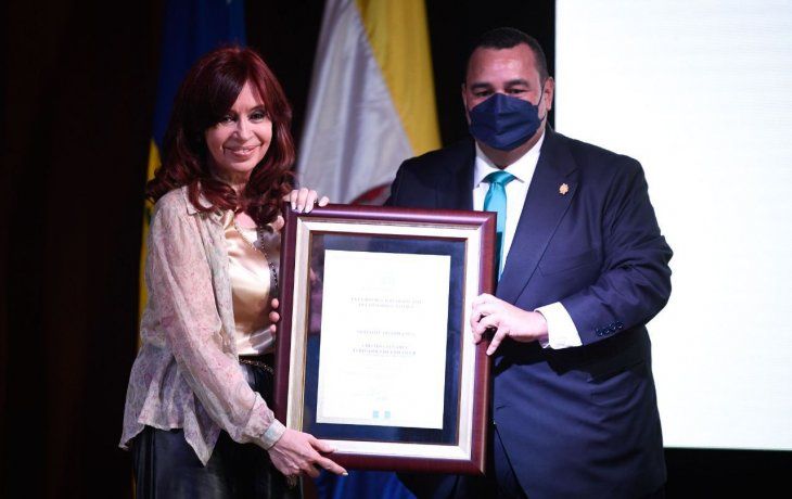 Cristina recibió la distinción como Ciudadana Ilustre y la Llave de la Ciudad por parte del Alcalde de Tegucigalpa, Jorge Aldana.