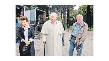 Michel Piccoli, en «Habemus Papam» de Nanni Moretti. El film recibió críticas del Vaticano pero los jesuitas y otros órganos de opinión de la Iglesia lo defienden.