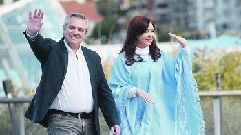 F&oacute;rmula presidencial. Alberto Fern&aacute;ndez y Cristina de Kirchner cerraron ayer la campa&ntilde;a del Frente de Todos en Mar del Plata.&nbsp;