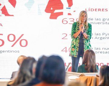 Silvia Tenazinha, gerente Comercial de Santander Argentina, durante el anuncio de la entrega de préstamos por más de $30 millones.