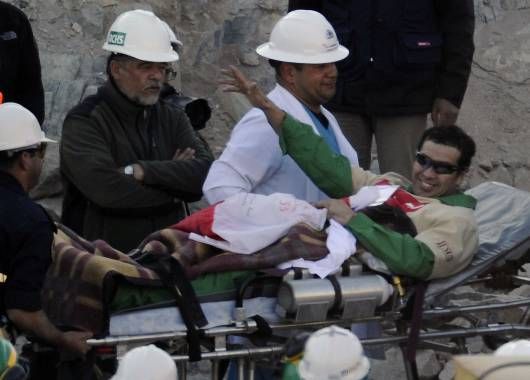 Claudio Acuña, el minero número 26 rescatado, sonríe camino al hospital.