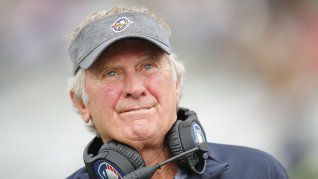 Spurrier es una de las figuras más importantes del fútbol americano, aunque no por su carrera como jugador. Spurrier es una de las figuras más importantes del fútbol americano, aunque no por su carrera como jugador.