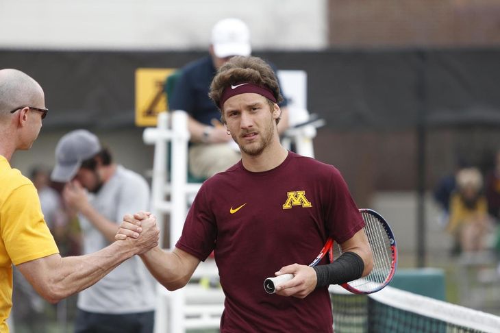 Stefan Milievi recibió una sanción histórica de 24 años de inhabilitación para jugar en el circuito profesional y multa de u$s70 mil, impuesta por la Agencia Internacional de Integridad del Tenis. Stefan Milievi recibió una sanción histórica de 24 años de inhabilitación para jugar en el circuito profesional y multa de u$s70 mil, impuesta por la Agencia Internacional de Integridad del Tenis.