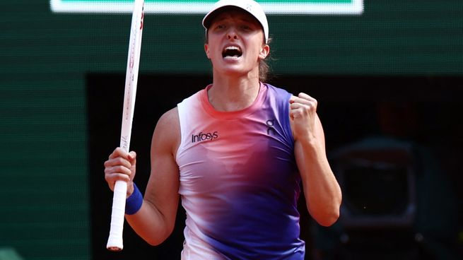 Iga Swiatek se siente en casa en Roland Garros. Siempre que llegó a la final (2020, 2022, 2023) consiguió luego llevarse el trofeo y acaricia de nuevo el objetivo. Sería su quinto título de Grand Slam para la N°1 del tenis femenino, quien, además, fue campeona en el US Open en 2022.