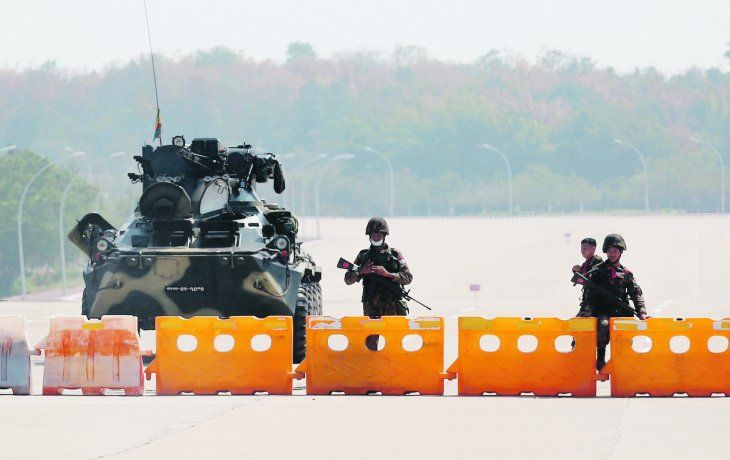 BLOQUEO. Militares impiden la circulación vehicular.