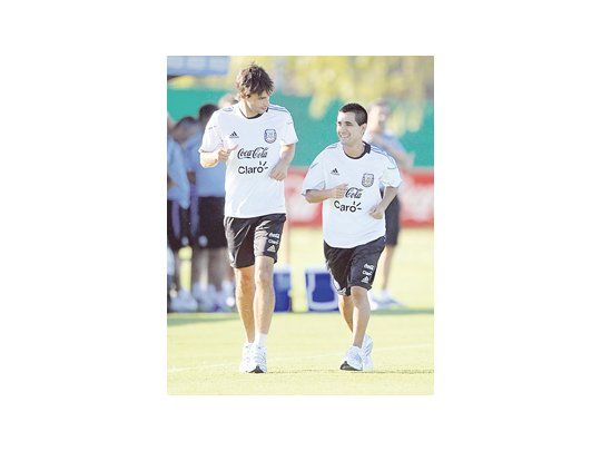 David y Goliat. Maximiliano Moralez y Fernando Tobio en el último entrenamiento en Ezeiza. Los dos jugadores que aportó Vélez serían titulares.