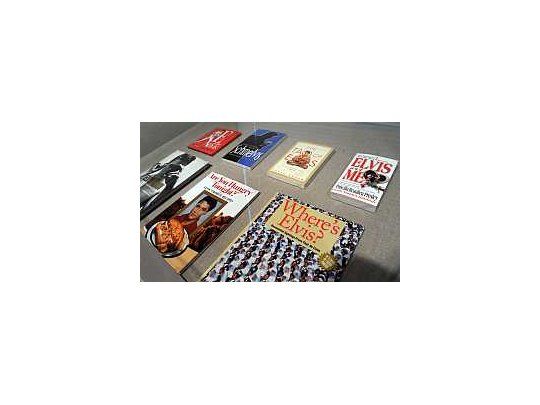 Los numerosos libros que repasan la vida de Elvis.