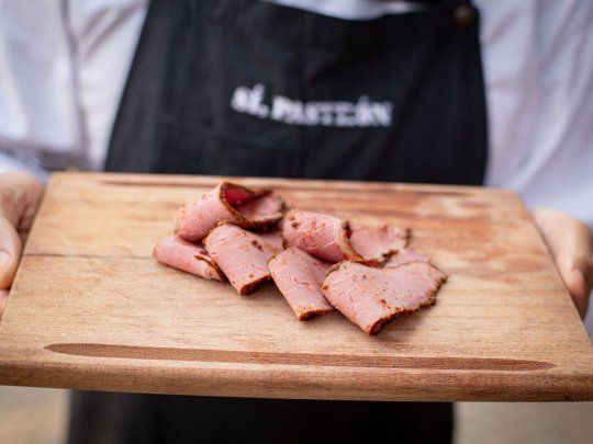 Pastr&oacute;n feteado, disponible por delivery.