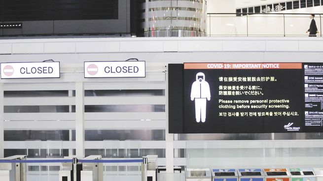 DÉJÀ VU. El movimiento reducido del aeropuerto japonés de Narita recuerda lo vivido durante el Gran Confinamiento de 2020 y es sólo un anticipo de lo que ocurrirá cuando comience a sentirse la suspensión total de las reservas.