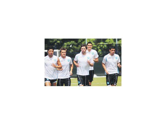 El pelotón de jugadores de Racing, encabezado por Yacob. El mediocampista será esperado hasta último momento por Simeone.