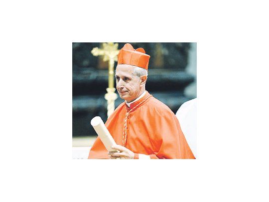 El  nuevo cardenal argentino, Mario Poli, dio su primer reportaje a La Stampa, y señalándose la nuca, dijo que al Papa lo siente allí, alusión a la responsabilidad  por sucederlo en el obispado porteño.