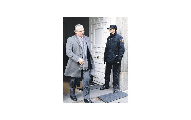 El juez Baltasar Garzón fue en persona a buscar la sentencia. En un primer momento se mostró abatido, pero luego dijo que apelará a tribunales internacionales.