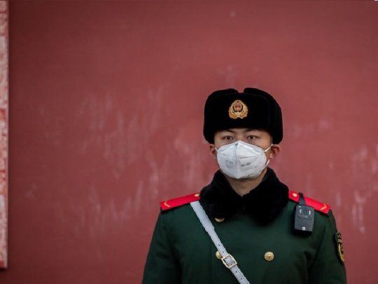 La polic&iacute;a china detuvo a tres activistas por publicar art&iacute;culos sobre el coronavirus.