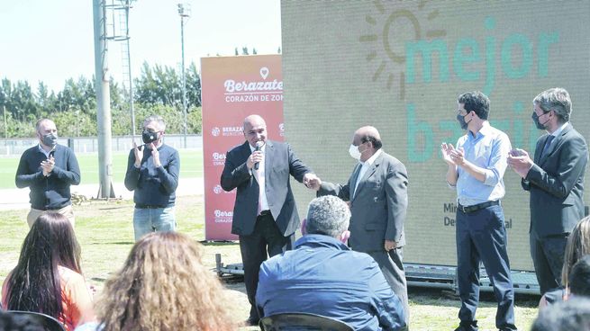 Conurbano. Juan Manzur, ayer en Berazategui con los ministros Martín Guzmán, Juan Zabaleta, Matías Lammens y, entre otros, Eduardo De Pedro.