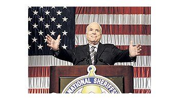 El candidatorepublicanoJohn McCainfue duramentecriticadopor ungeneralretirado. Lasobservacionesdelmilitar fueronutlizadas porla campañade BarackObama y sedesataronlos cruces.