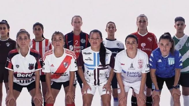 Las mujeres del fútbol se autoconvocaron en la sede de Viamonte de la AFA.