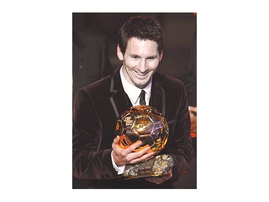 Lionel Messi, con su tercer Balón de Oro que entrega la FIFA al mejor jugador de 2011.
