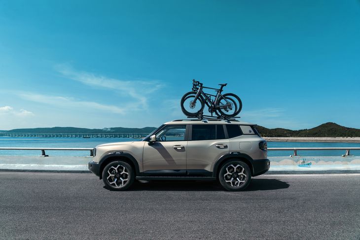 El T1 i-DM combina un motor naftero 1.5 TGDI con un motor eléctrico de 150 kW y una transmisión híbrida dedicada (DHT), alcanzando una potencia combinada de 346 CV.