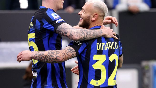 Federico Dimarco, autor del primer gol del Inter de Milán, celebra con su compañero Alessandro Bastoni. El conjunto de Lautaro Martínez ganó y tomó una considerable distancia en la lucha por conquistar la Liga de Italia.