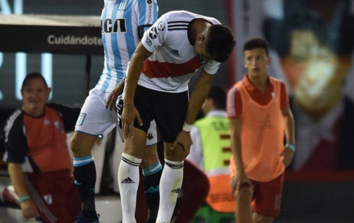 El momento en que Palacios siente la molestia en la pierna derecha durante el partido contra Racing.