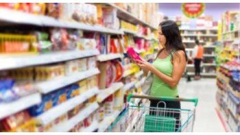 La información requerida para las publicidades relativa a las características esenciales de los bienes y servicios que se publicitan y las condiciones de su comercialización, podrán ser proporcionadas a los consumidores través de una página web o línea telefónica gratuita.