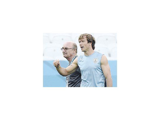 Diego Lugano es un viejo anhelo de la dirigencia de River. Al defensor uruguayo se le vence su contrato con el West Bromwich y quedará libre. Si bien quiere seguir su carrera en Europa, su amistad con Enzo Francescoli haría factible su aterrizaje en el club de Núñez.