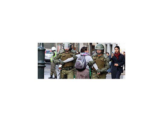 Más de 300 estudiantes detenidos en Chile durante protesta