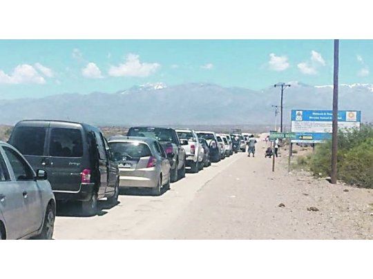 Aluvión. Largas filas de autos a la altura del paso de Agua Negra, en la provincia de San Juan, para cruzar hacia los principales destinos turísticos chilenos.