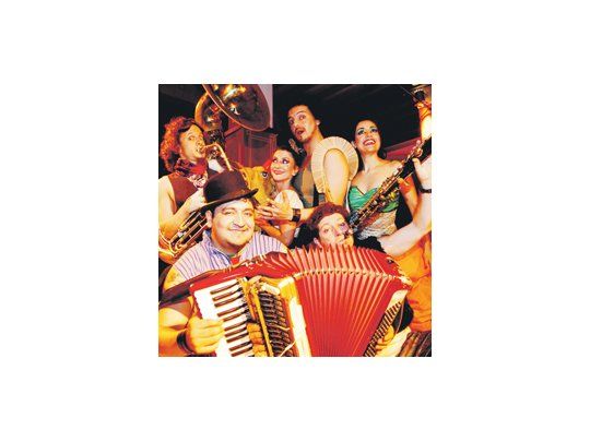El grupo Babel Orkesta, que combina diferentes ritmos y músicas del mundo, se presenta el 15 de enero en Ciudad Cultural Konex.