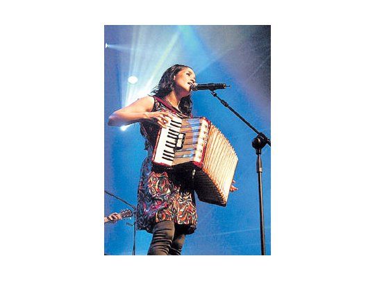 Con su música simple, la mexicana JulietaVenegas se convirtió en un éxito y logrórápidas identificaciones.