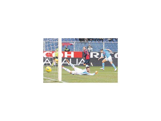El remate de Rodrigo Palacio supera la estirada de Morgan De Santis, el arquero del Napoli. El ex Boca marcó dos goles en la victoria del Genoa por 3 a 2 y lleva 11 en la temporada.