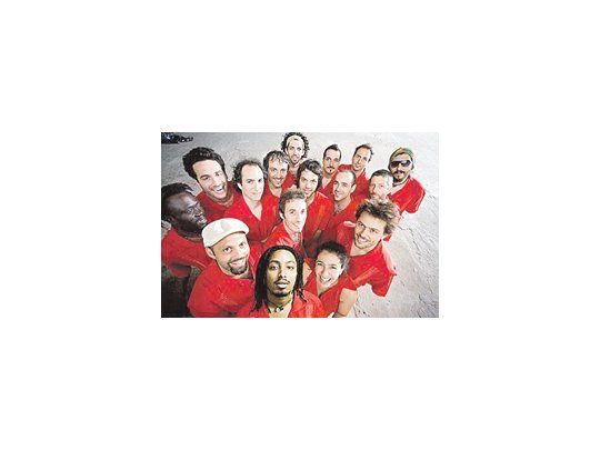 La interacción con el público y el ambiente es lo que hace que cada vez se acerque más gente a participar del show de La Bomba del Tiempo.