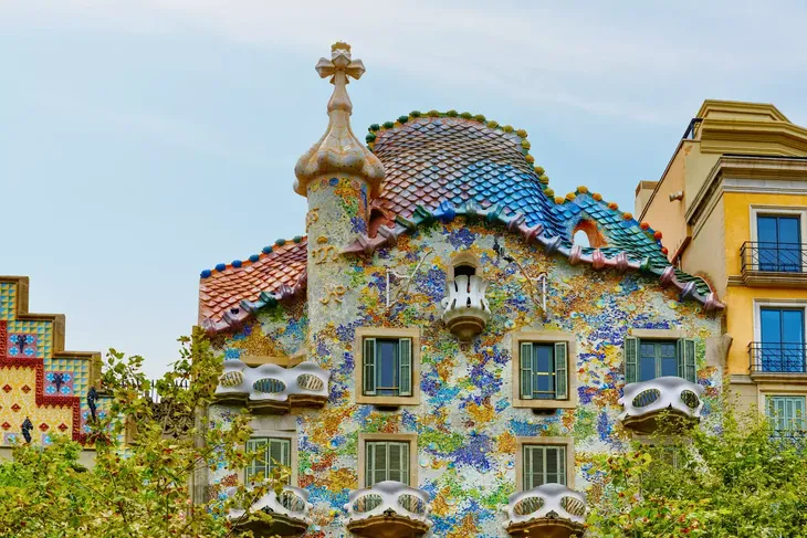 El famoso “lomo del dragón” de la Casa Batlló sobresale sobre el Paseo de Gràcia con una cubierta revestida en cerámicas vidriadas y escamas de colores, uno de los símbolos más reconocidos de Antoni Gaudí en Barcelona El famoso “lomo del dragón” de la Casa Batlló sobresale sobre el Paseo de Gràcia con una cubierta revestida en cerámicas vidriadas y escamas de colores, uno de los símbolos más reconocidos de Antoni Gaudí en Barcelona