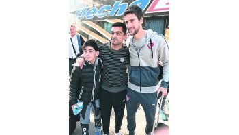 Recibimiento. Albertengo respondió al pedido de los hinchas y accedió a sacarse fotos al arribar a Tucumán junto al plantel de Independiente.