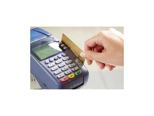 Aumentan controles sobre dólar: los consumos con tarjeta en el exterior pagarán 15% adicional