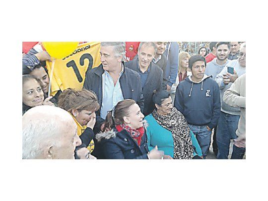 Gabriela Michetti, ayer durante su recorrida por la capital junto a la dupla de la triple alianza opositora, que integran Oscar Aguad (UCR) y Héctor Baldassi (PRO). Macri quedó concentrado en la puja porteña.