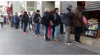 ámbito.com | Los clientes realizaban largas filas para solidarizarse con Adán BuenosAyres durante junio del año pasado (foto exclusiva ámbito.com)