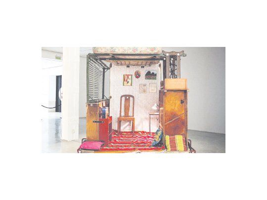 “Casa rodante”, reconstrucción de la precaria vivienda en la que Gallardo vivió con su hija en algún momento, una de las obras de la muestra que reúne diez años del quehacer de esta artista admirablemente personal.