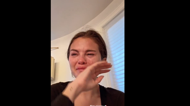 La actirz Selena Gómez pidió perdón a los miles de inmigrantes que están siendo deportados de EEUU tras la llegada de Donald TRump.&nbsp;