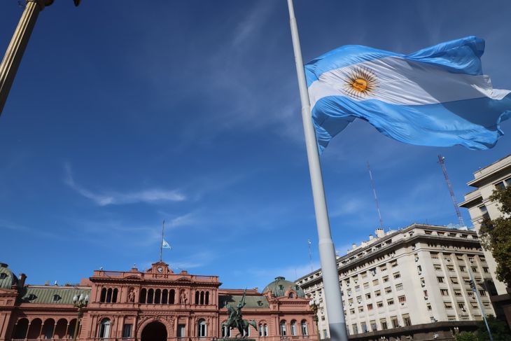 Las banderas estarán izadas a media asta por la muerte del Papa. Las banderas estarán izadas a media asta por la muerte del Papa.
