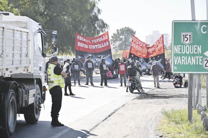 postal. De punta a punta del país, organizaciones sociales y movimientos de izquierda instalaron acampes o realizan cortes de accesos en reclamo de aumento de planes.