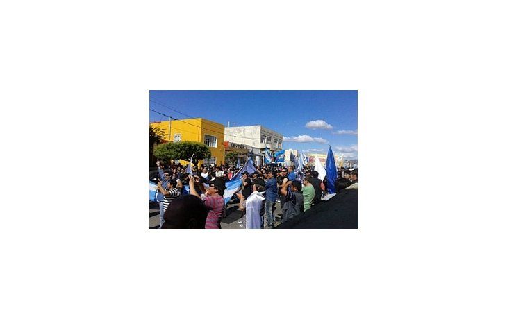 Multitudinaria marcha de petroleros para defender el empleo en el sector