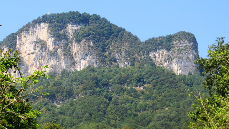 El Cerro Cabezón, en Tlatlauquitepec, Puebla, es uno de los miradores naturales más impresionantes de la Sierra Nororiental poblana. El Cerro Cabezón, en Tlatlauquitepec, Puebla, es uno de los miradores naturales más impresionantes de la Sierra Nororiental poblana.