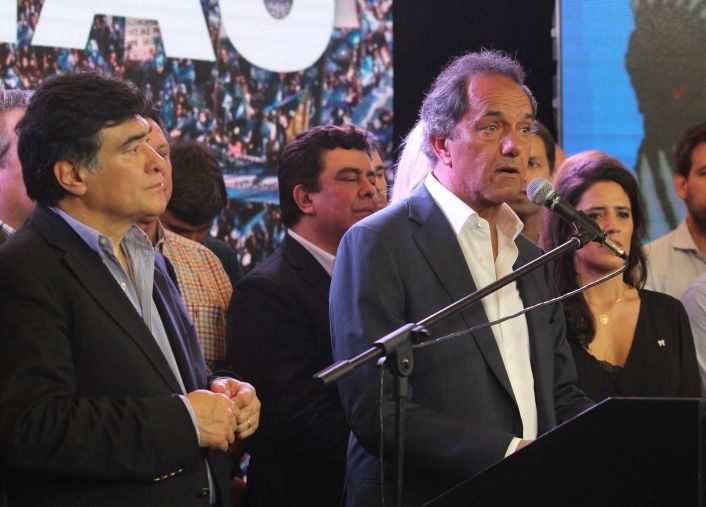 Scioli se dirige a los presentes en su bunker.