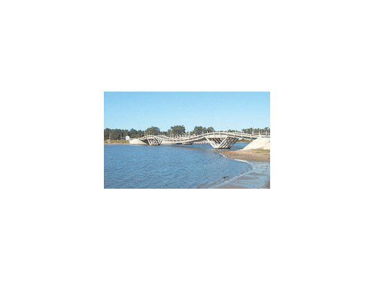 Los puentes de La Barra: a su vera se construirán tres edificios, centro comercial y rambla pública. Hay otros proyectos de lujo en construcción o en carpeta.