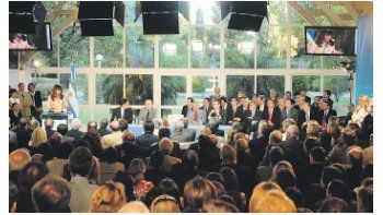 Cristina de Kirchner, junto a los gobernadores, el día en que anunció la creación del Fondo Federal Solidario. Hoy arrancará el goteo de recursos, que, sin embargo, no podrán ser utilizados para pagar salarios.