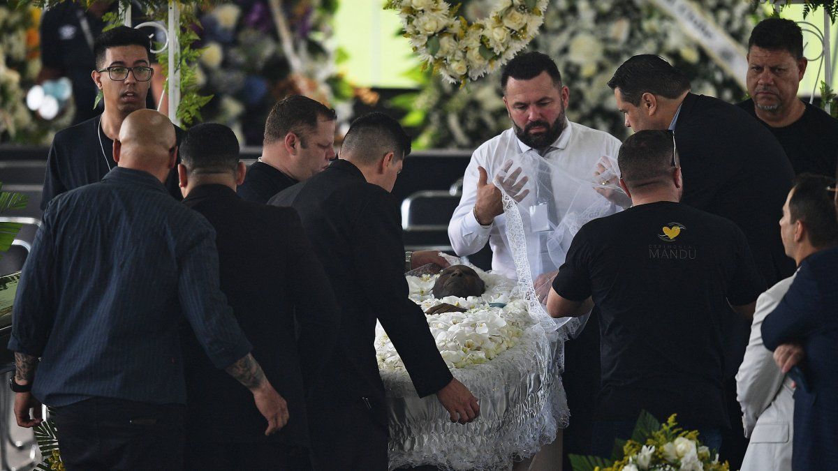 Pelé’s body is already in the Santos stadium and the first authorities arrive for the wake