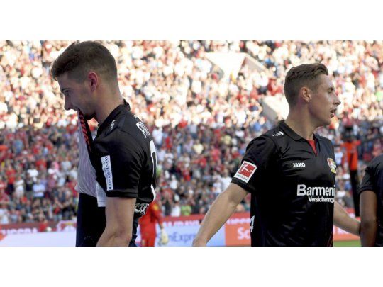 Lucas Alario muestra la remera con un mensaje para su mamá.